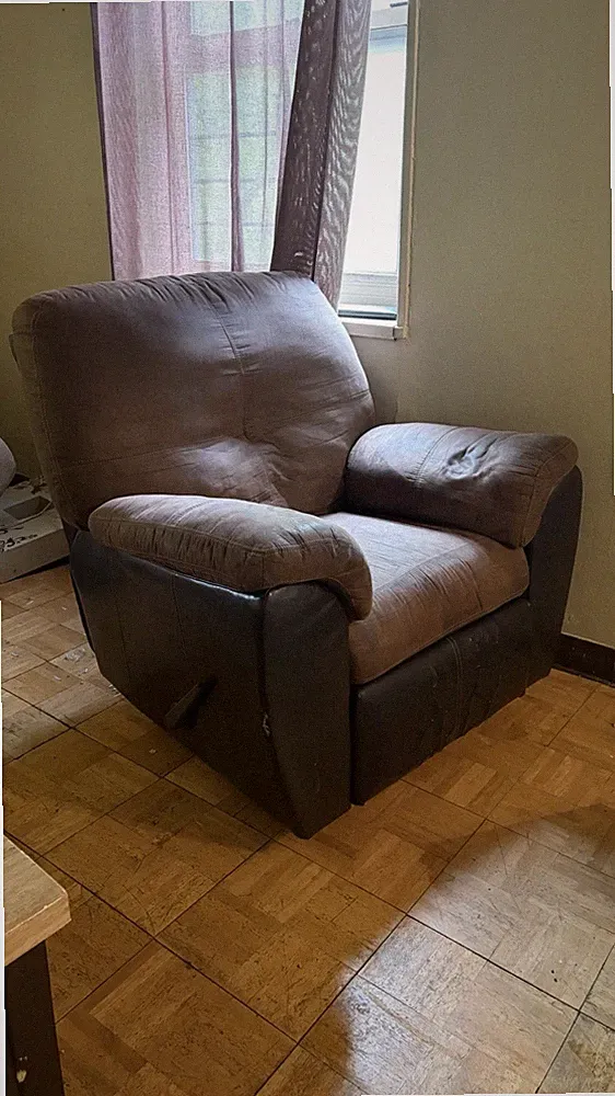 Ashley Furniture Brown Upholstered Reclining Recliner Chair 33x30x38 in